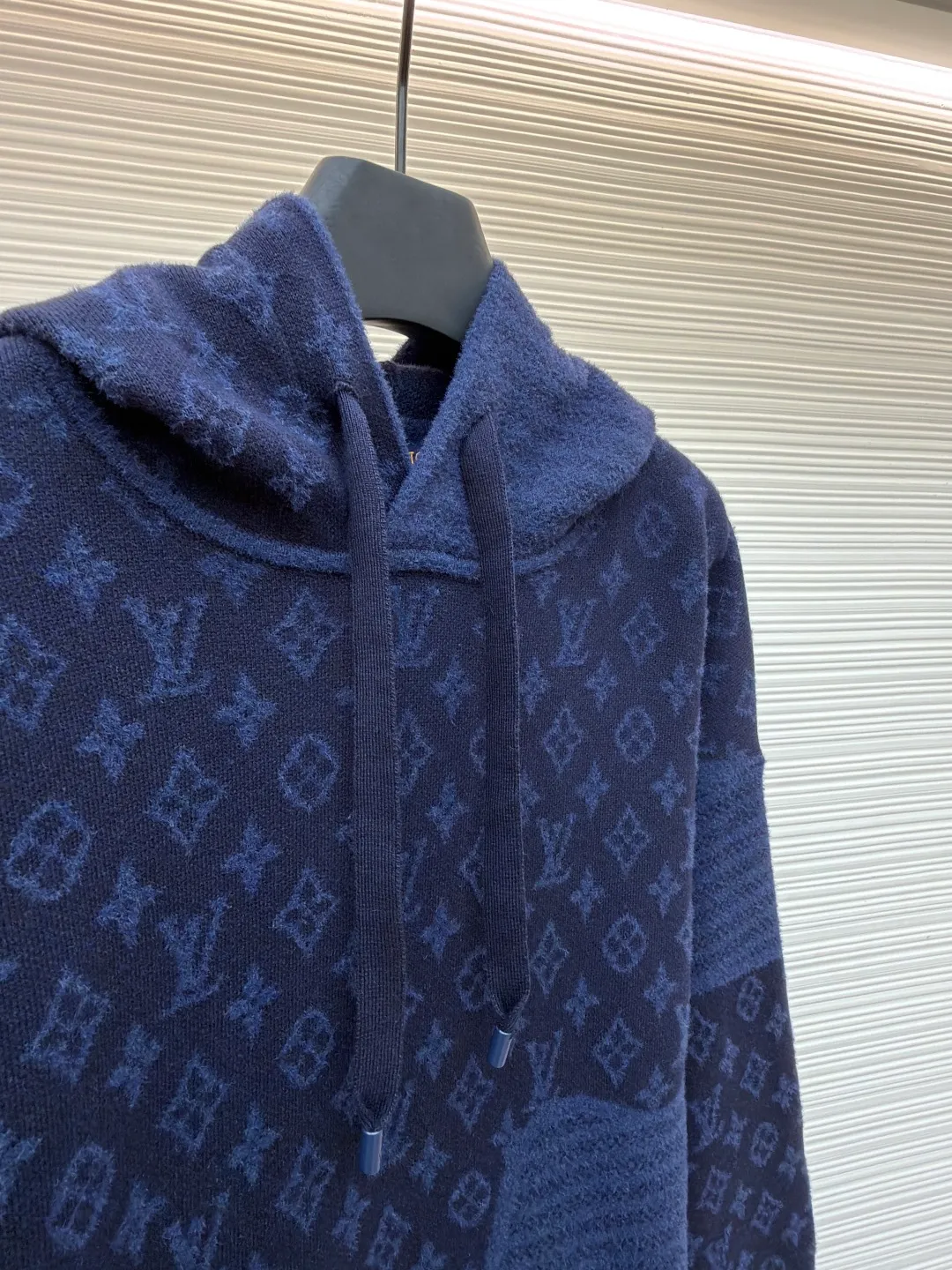 LOUIS VUITTON Holiday spliced ​​long-sleeved hooded pullover sweatshirt ●Original version: Purchased and developed by 16097 ●Item number: 1681356-C15 ●Fabric: 100% cotton ●Technology: knitted ●Color: navy ●Version: fitted version ●Weight: about 1010g ●Size: S-M-L-XL ●Description: This sweatshirt is made of wool blended knitted fabric, which is soft to the touch and has good warmth retention. The hooded design is equipped with a drawstring adjustment system, which can flexibly adjust the shape of the hood; the entire body of the garment displays the brand's classic Monogram pattern, which is made through multi-color jacquard knitting technology. The pattern texture is three-dimensional and layered. The body is equipped with a kangaroo pocket, which is practical and has a sense of design; the ribs on the cuffs and hem are made of high-elastic knitting technology to ensure fit and resilience. The overall cut is an oversize silhouette, and the splicing of the body uses seamless weaving technology to avoid exposed threads and improve wearing comfort. From the complex design of the jacquard pattern to the delicate processing of the knitted texture, every step reflects Louis Vuitton's exquisite control of luxury knitted items. It is a fusion of the brand's classic elements and casual style. The overall wiring is straight and delicate, the fabric is comfortable and soft, and the color is consistent without color difference. It can be matched with the same style to create a fashionable look and control various occasions. Customized accessories, complete with three standards, same style for men and women!